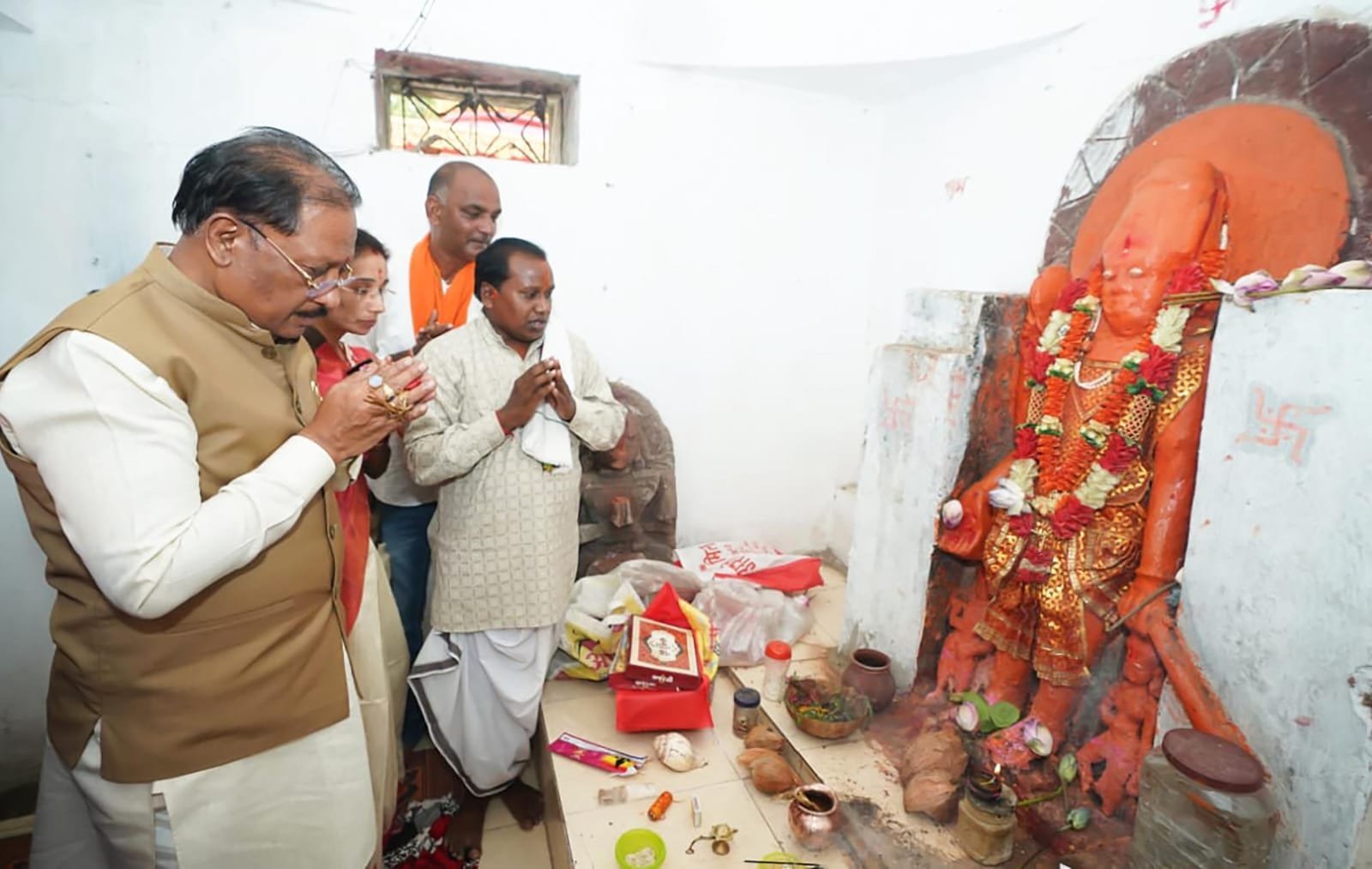 ठठारी में भगवान विष्णु के दर पर मुख्यमंत्री: पूजा-अर्चना कर मांगा प्रदेश की खुशहाली का आशीर्वाद, जनचौपाल में भी सुनी लोगों की बात ठठारी में भगवान विष्णु के दर पर मुख्यमंत्री: पूजा-अर्चना कर मांगा प्रदेश की खुशहाली का आशीर्वाद, जनचौपाल में भी सुनी लोगों की बात