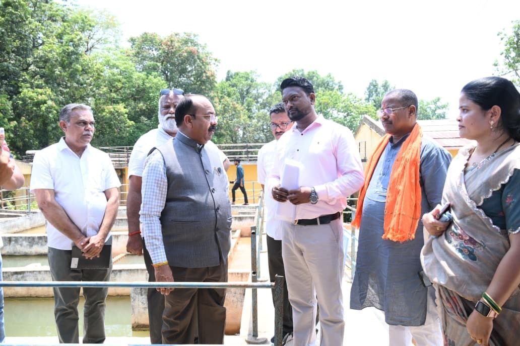 बस्तर में अरुण साव की मैदानी समीक्षा: अधिकारियों को फटकार, कहा—‘जल्द पूरा करें कॉलेज भवन का निर्माण’