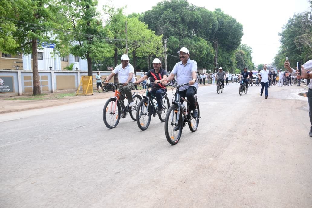 जगदलपुर में साइकिल पर निकले अरुण साव: फिटनेस का दिया मंत्र, बोले—‘स्वस्थ शरीर ही सबसे बड़ी पूंजी’ जगदलपुर में साइकिल पर निकले अरुण साव: फिटनेस का दिया मंत्र, बोले—‘स्वस्थ शरीर ही सबसे बड़ी पूंजी’