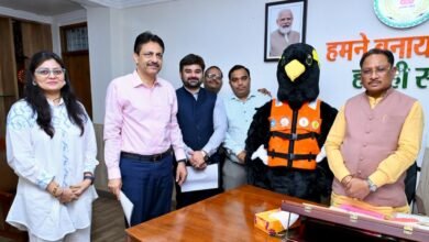 राष्ट्रीय कायाकिंग-केनोईंग प्रतियोगिता के मस्कट ‘पहाड़ी मैना’ का मुख्यमंत्री ने किया विमोचन राष्ट्रीय कायाकिंग-केनोईंग प्रतियोगिता के मस्कट ‘पहाड़ी मैना’ का मुख्यमंत्री ने किया विमोचन