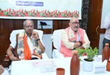 रेशम, खादी और हथकरघा को नई उड़ान: गिरिराज सिंह की समीक्षा बैठक में बड़ा फैसला, बुनकरों की आय बढ़ाने बनेगी रणनीति
