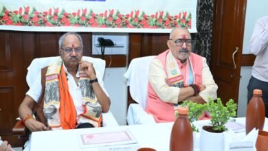 रेशम, खादी और हथकरघा को नई उड़ान: गिरिराज सिंह की समीक्षा बैठक में बड़ा फैसला, बुनकरों की आय बढ़ाने बनेगी रणनीति