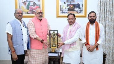 मुख्यमंत्री विष्णु देव साय की केंद्रीय मंत्री गिरिराज सिंह से सौजन्य भेंट—विकसित छत्तीसगढ़ के लक्ष्य पर हुई अहम चर्चा