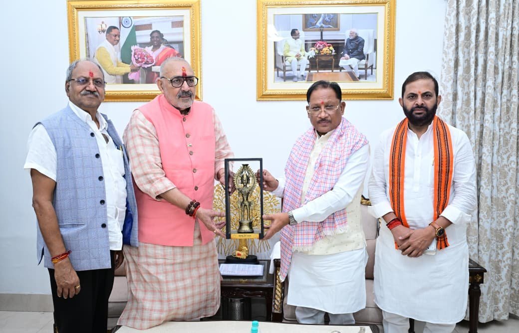 मुख्यमंत्री विष्णु देव साय की केंद्रीय मंत्री गिरिराज सिंह से सौजन्य भेंट—विकसित छत्तीसगढ़ के लक्ष्य पर हुई अहम चर्चा