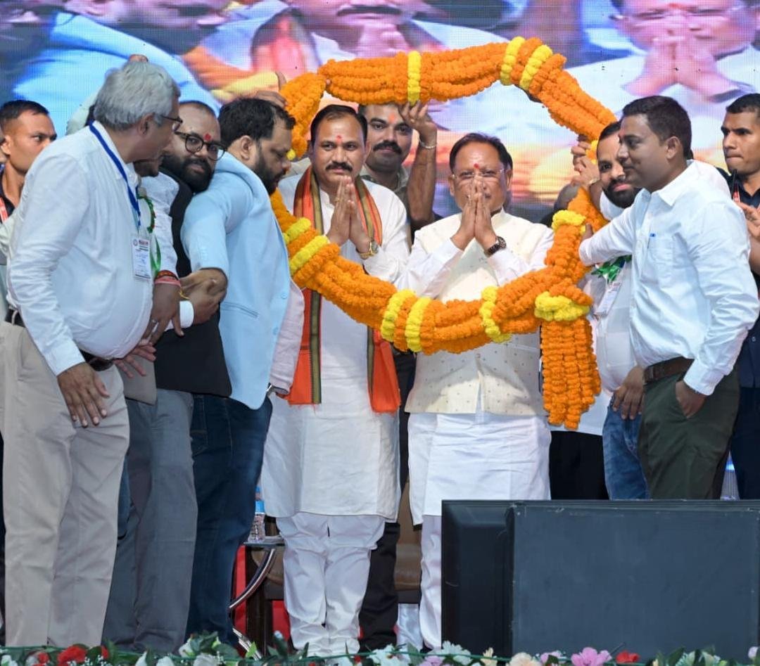 NHM कर्मचारियों को बड़ी सौगात: 33 दिन की हड़ताल का वेतन मिलेगा, महासम्मेलन में CM साय का बड़ा ऐलान