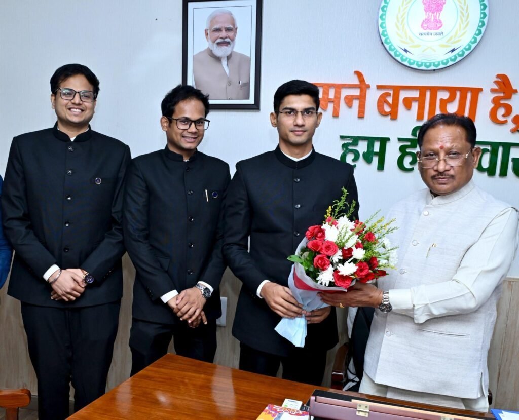 बस्तर घूमकर लौटे प्रशिक्षु IAS अधिकारी: CM साय से की मुलाकात, कहा—‘छत्तीसगढ़ विविधताओं और आत्मीयता का प्रदेश’ बस्तर घूमकर लौटे प्रशिक्षु IAS अधिकारी: CM साय से की मुलाकात, कहा—‘छत्तीसगढ़ विविधताओं और आत्मीयता का प्रदेश’