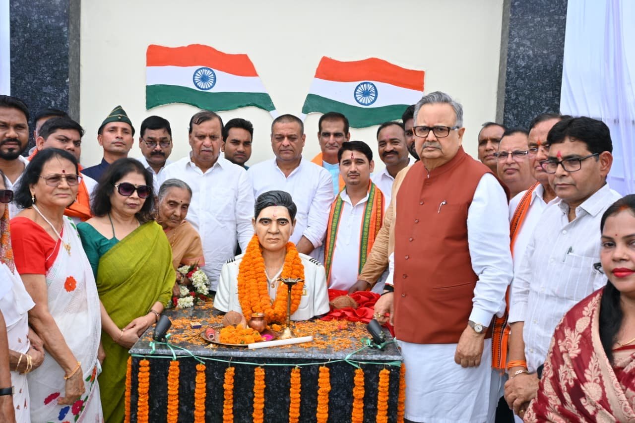भाटापारा में डॉ. रमन सिंह ने किया छत्तीसगढ़ महतारी व शहीद खोण्डे की प्रतिमा अनावरण, श्रद्धांजलि कार्यक्रम आयोजित भाटापारा में डॉ. रमन सिंह ने किया छत्तीसगढ़ महतारी व शहीद खोण्डे की प्रतिमा अनावरण, श्रद्धांजलि कार्यक्रम आयोजित