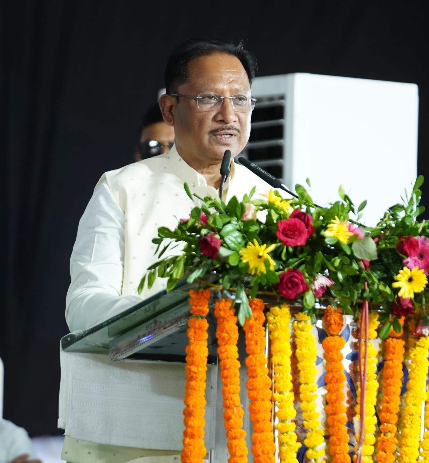 CM विष्णुदेव साय नवनिर्मित नगर पंचायत शिवनंदनपुर के शपथ ग्रहण समारोह में हुए शामिल : विभागीय स्टॉलों का किया अवलोकन, विभिन्न योजनाओं के हितग्राहियों को किया लाभान्वित CM विष्णुदेव साय नवनिर्मित नगर पंचायत शिवनंदनपुर के शपथ ग्रहण समारोह में हुए शामिल : विभागीय स्टॉलों का किया अवलोकन, विभिन्न योजनाओं के हितग्राहियों को किया लाभान्वित
