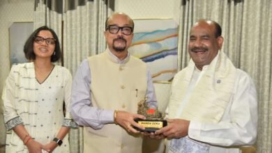 राज्यपाल रमेन डेका ने किया लोकसभा अध्यक्ष ओम बिड़ला का आत्मीय स्वागत