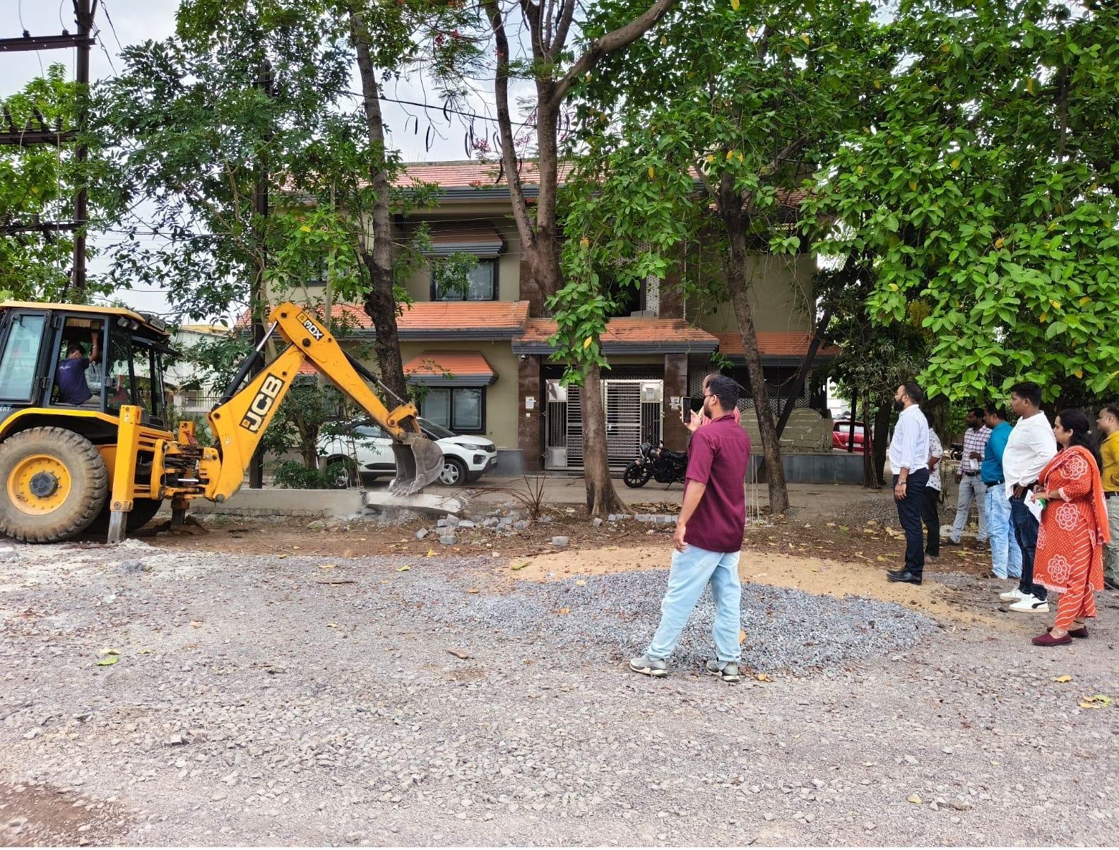 सेजबहार में सरकारी जमीन पर कब्जा : हाउसिंग बोर्ड ने चलाया बुलडोजर; अवैध सड़क हटाकर करोड़ों की भूमि कराई अतिक्रमणमुक्त