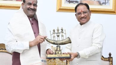 रायपुर में CM साय से मिले लोकसभा अध्यक्ष ओम बिरला: बस्तर दशहरा की कॉफी टेबल बुक भेंट, विकास और सुशासन पर चर्चा