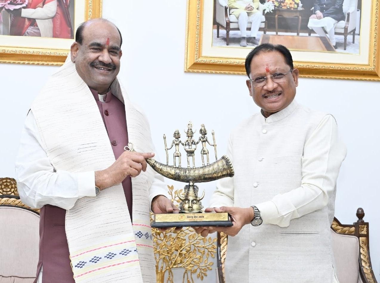 रायपुर में CM साय से मिले लोकसभा अध्यक्ष ओम बिरला: बस्तर दशहरा की कॉफी टेबल बुक भेंट, विकास और सुशासन पर चर्चा रायपुर में CM साय से मिले लोकसभा अध्यक्ष ओम बिरला: बस्तर दशहरा की कॉफी टेबल बुक भेंट, विकास और सुशासन पर चर्चा