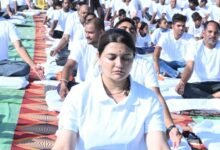 भैंसाओदार के वनांचल में गूंजा योग का संदेश: भावना बोहरा संग सैकड़ों लोगों ने किया सामूहिक योग, अबूझमाड़ मल्लखंब टीम ने बांधा समां