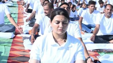 भैंसाओदार के वनांचल में गूंजा योग का संदेश: भावना बोहरा संग सैकड़ों लोगों ने किया सामूहिक योग, अबूझमाड़ मल्लखंब टीम ने बांधा समां