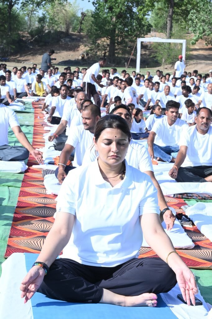 भैंसाओदार के वनांचल में गूंजा योग का संदेश: भावना बोहरा संग सैकड़ों लोगों ने किया सामूहिक योग, अबूझमाड़ मल्लखंब टीम ने बांधा समां