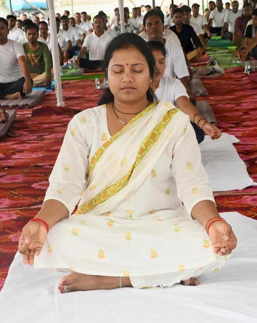 योग, नशामुक्ति और पर्यावरण का संदेश: बलरामपुर में लक्ष्मी राजवाड़े ने किया सामूहिक योग, हजारों लोग हुए शामिल योग, नशामुक्ति और पर्यावरण का संदेश: बलरामपुर में लक्ष्मी राजवाड़े ने किया सामूहिक योग, हजारों लोग हुए शामिल