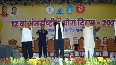 योग शिविर में शामिल हुए राज्यपाल रमेन डेका: कहा—सिर्फ शरीर नहीं, मन और भावनाओं को भी मजबूत बनाता है योग योग शिविर में शामिल हुए राज्यपाल रमेन डेका: कहा—सिर्फ शरीर नहीं, मन और भावनाओं को भी मजबूत बनाता है योग
