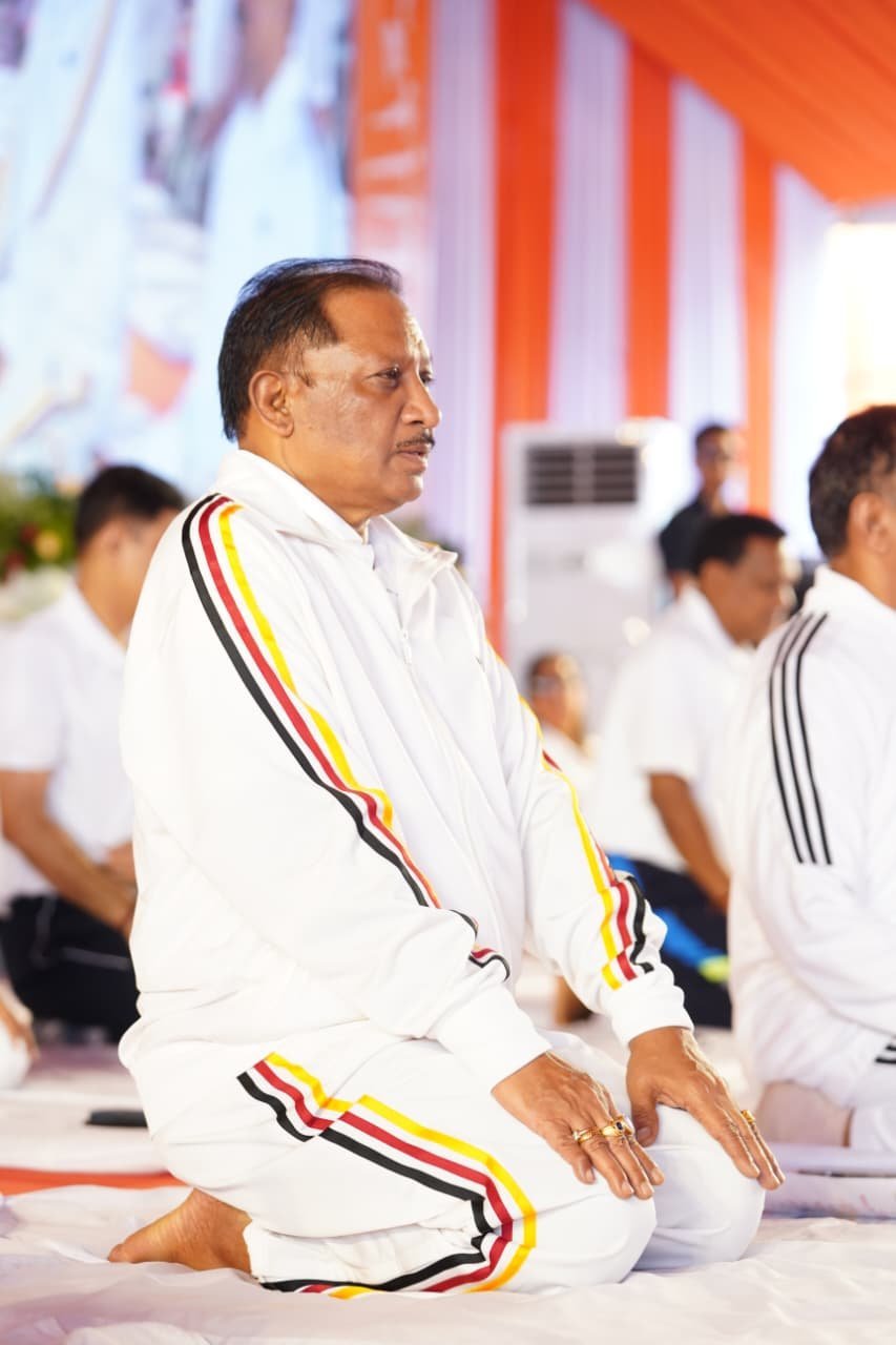 अंतर्राष्ट्रीय योग दिवस: अंबिकापुर में CM विष्णुदेव साय ने किया योग, बोले- स्वस्थ समाज के लिए इसे दिनचर्या का हिस्सा बनाएं