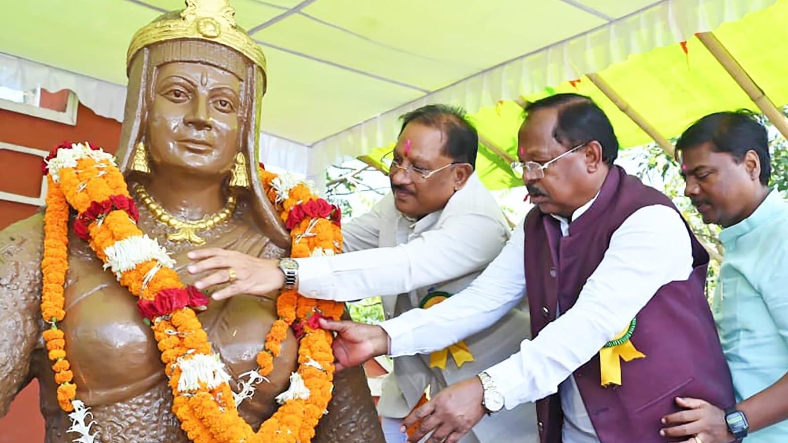 रानी दुर्गावती की प्रतिमा पर CM साय ने किया माल्यार्पण: बोले—मुगलों के सामने नहीं झुकीं, उनका बलिदान अमर रहेगा रानी दुर्गावती की प्रतिमा पर CM साय ने किया माल्यार्पण: बोले—मुगलों के सामने नहीं झुकीं, उनका बलिदान अमर रहेगा