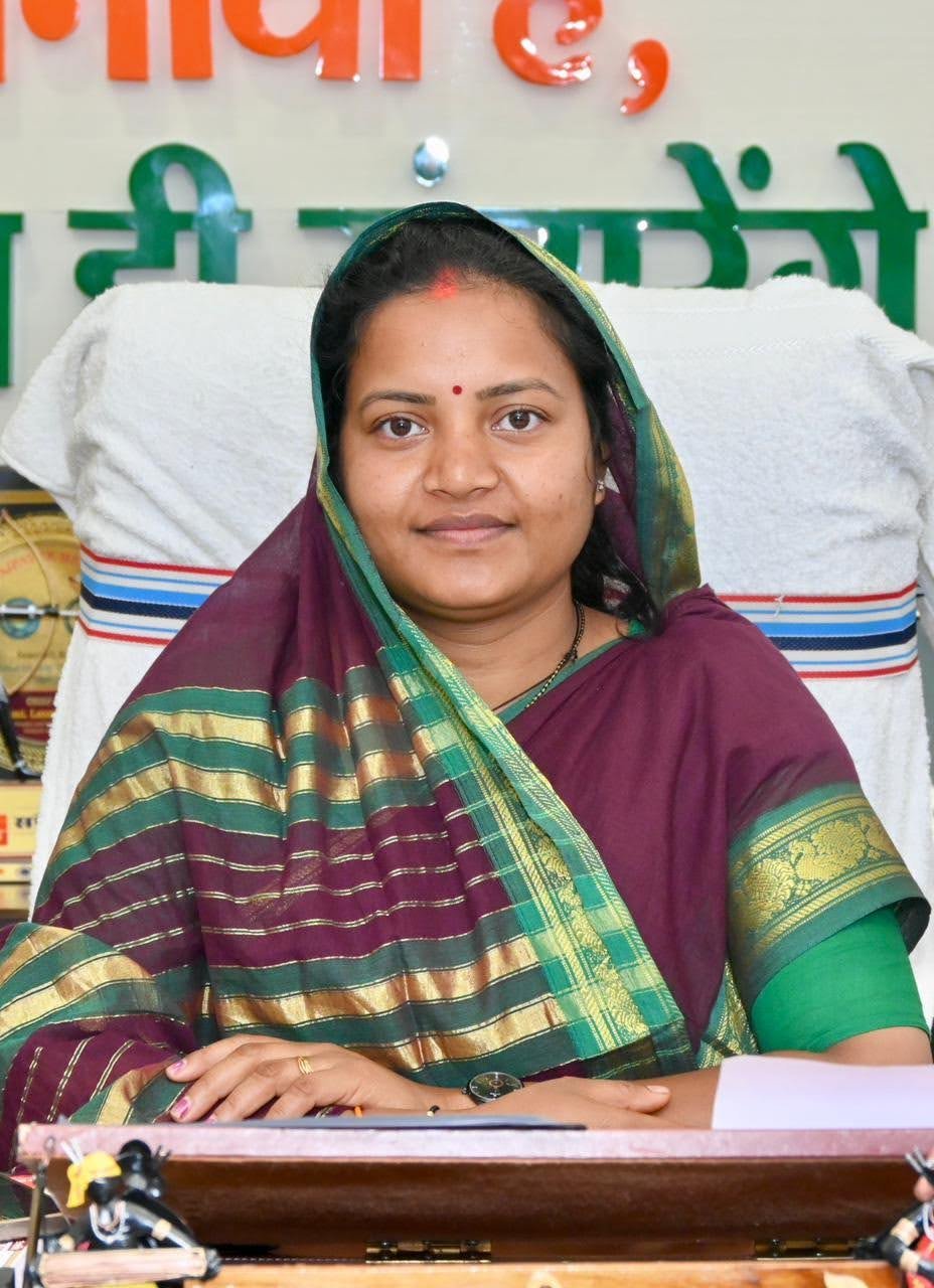 ‘बिचौलियों की नहीं रहेगी भूमिका’: लक्ष्मी राजवाड़े का बड़ा फैसला, साड़ी खरीद की राशि सीधे होगी ट्रांसफर ‘बिचौलियों की नहीं रहेगी भूमिका’: लक्ष्मी राजवाड़े का बड़ा फैसला, साड़ी खरीद की राशि सीधे होगी ट्रांसफर