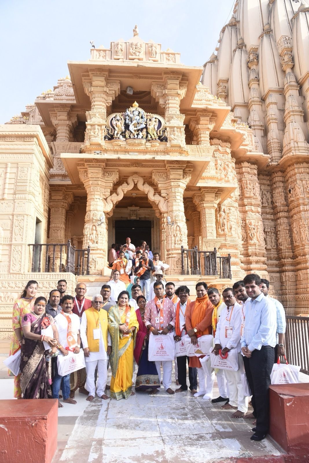 सोमनाथ से लौटे 1040 विशिष्टजन: रायपुर स्टेशन पर भव्य स्वागत, सांस्कृतिक यात्रा बनी आस्था और स्वाभिमान का प्रतीक