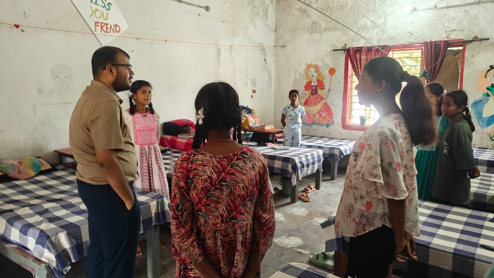 छात्रावासों में लापरवाही पर CM का एक्शन: औचक निरीक्षण के बाद अधीक्षक-भृत्य सस्पेंड, अधिकारियों में मचा हड़कंप