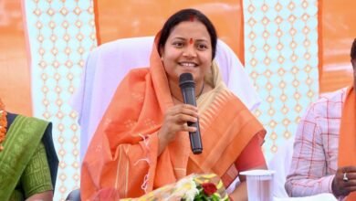 जगरगुंडा पहुंचीं लक्ष्मी राजवाड़े: सड़क मार्ग से पहुंचने वाली पहली महिला मंत्री बनीं, कभी नक्सलगढ़ रहे इलाके में विकास का संदेश