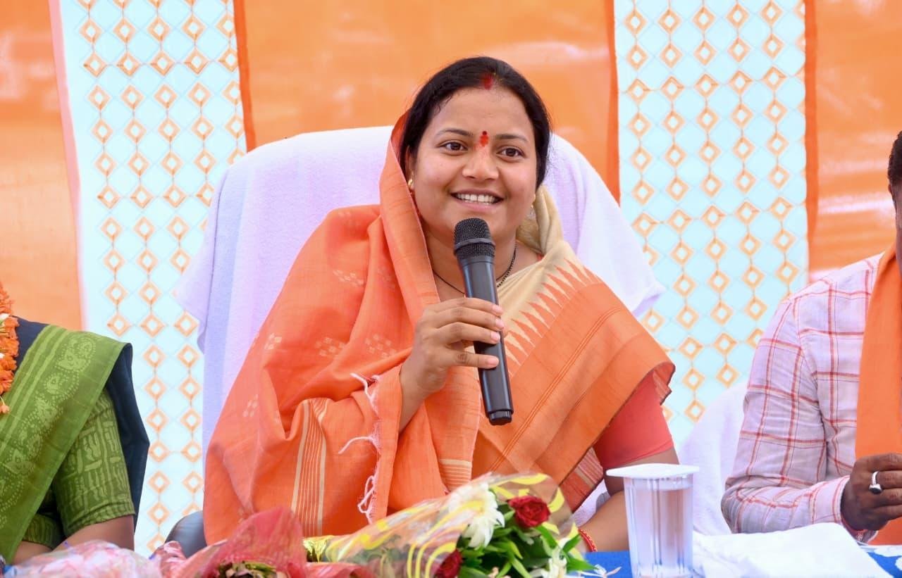 जगरगुंडा पहुंचीं लक्ष्मी राजवाड़े: सड़क मार्ग से पहुंचने वाली पहली महिला मंत्री बनीं, कभी नक्सलगढ़ रहे इलाके में विकास का संदेश