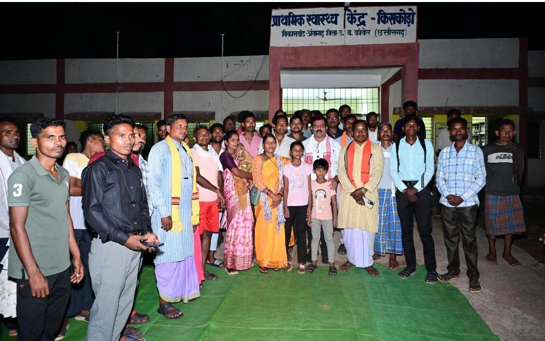 नक्सलियों की मांद में पहुंचे विजय शर्मा: ग्रामीणों के बीच जमीन पर बैठे, बोले—’किसकोड़ो बनेगा आदर्श ग्राम’