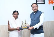 CM विष्णु देव साय ने पद्मश्री डॉ. बुधरी ताती का किया सम्मान: कहा—‘सेवा, संस्कृति और महिला सशक्तिकरण की सशक्त पहचान’