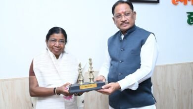 CM विष्णु देव साय ने पद्मश्री डॉ. बुधरी ताती का किया सम्मान: कहा—‘सेवा, संस्कृति और महिला सशक्तिकरण की सशक्त पहचान’