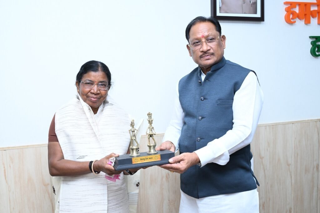 CM विष्णु देव साय ने पद्मश्री डॉ. बुधरी ताती का किया सम्मान: कहा—‘सेवा, संस्कृति और महिला सशक्तिकरण की सशक्त पहचान’