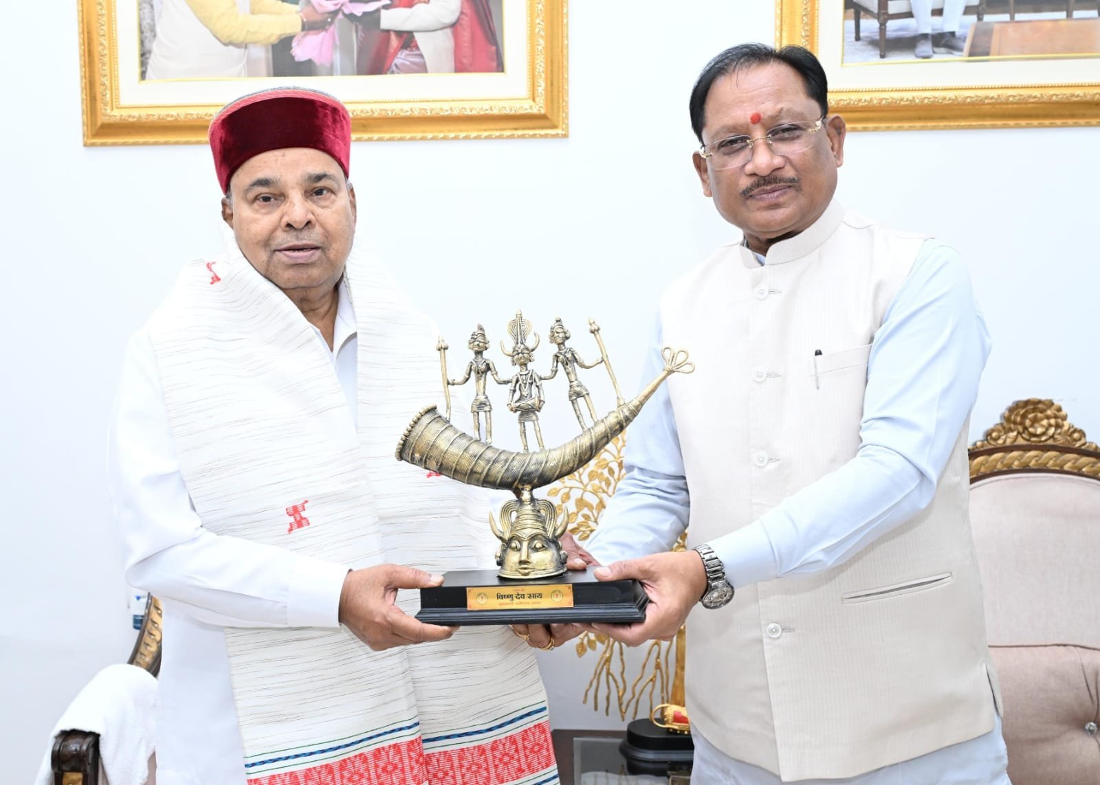 रायपुर में CM साय से मिले कर्नाटक के राज्यपाल थावरचंद गहलोत: बस्तर आर्ट भेंट कर किया स्वागत, जनहित के मुद्दों पर हुई चर्चा