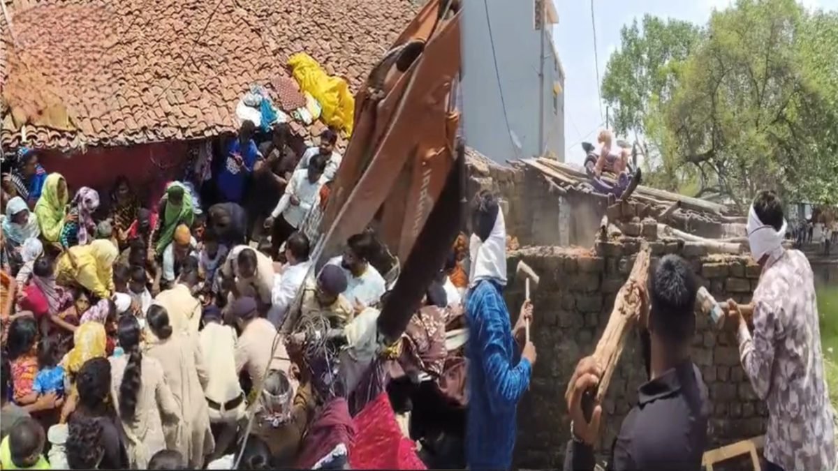 गौमांस विवाद से गरमाया धमतरी: अतिक्रमण हटाने पहुंची निगम टीम का विरोध, प्रदर्शनकारियों और प्रशासन में तीखी नोकझोंक