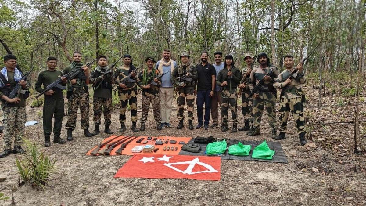 कांकेर के जंगल में नक्सलियों का खुफिया डंप मिला: 4 बंदूकें, वायरलेस सेट और नक्सली साहित्य बरामद, सुरक्षाबलों की बड़ी सफलता कांकेर के जंगल में नक्सलियों का खुफिया डंप मिला: 4 बंदूकें, वायरलेस सेट और नक्सली साहित्य बरामद, सुरक्षाबलों की बड़ी सफलता