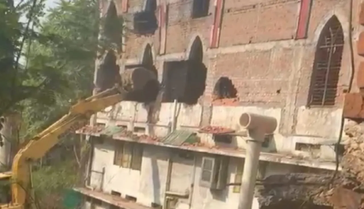 रायपुर में हाई अलर्ट के बीच बुलडोजर कार्रवाई, भारी पुलिस बल की मौजूदगी में तोड़ा गया विवादित ढांचा