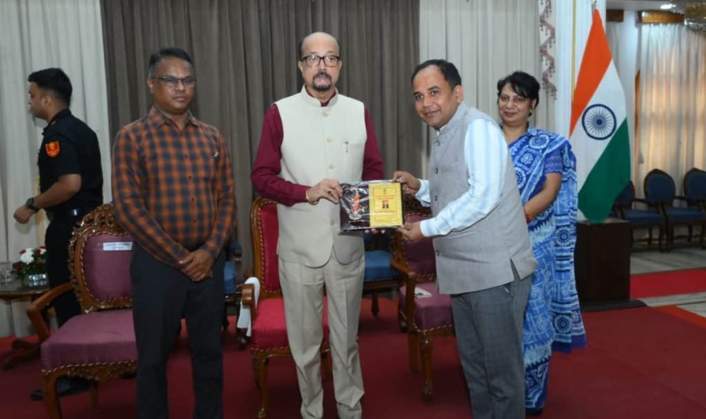 अंगदान-देहदान के क्षेत्र में रायपुर की बड़ी उपलब्धि, राज्यपाल ने कलेक्टर गौरव सिंह को किया सम्मानित