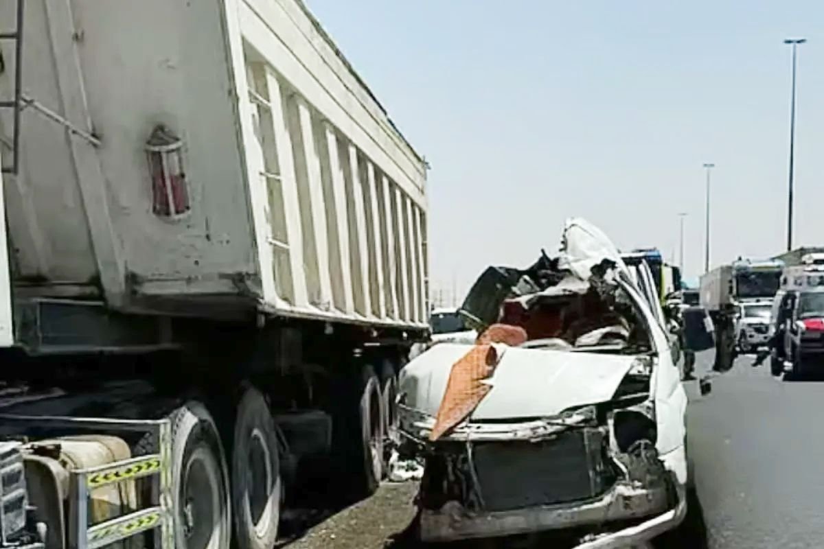 Tragic Crash in Dubai: भारतीय मजदूरों की मिनीबस खड़े ट्रक से टकराई, 7 की मौत, कई घायल