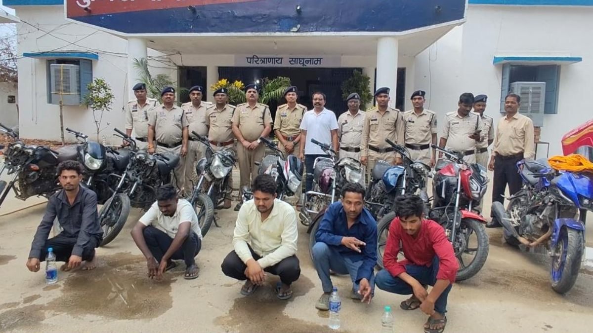 वाहन चोर गिरोह पर पुलिस का शिकंजा, मास्टरमाइंड समेत 5 आरोपी गिरफ्तार वाहन चोर गिरोह पर पुलिस का शिकंजा, मास्टरमाइंड समेत 5 आरोपी गिरफ्तार