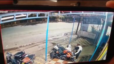 रायपुर में दिनदहाड़े बाइक चोरी: पेट्रोल पंप के पास खड़ी पल्सर लेकर फरार हुआ चोर, CCTV में कैद वारदात
