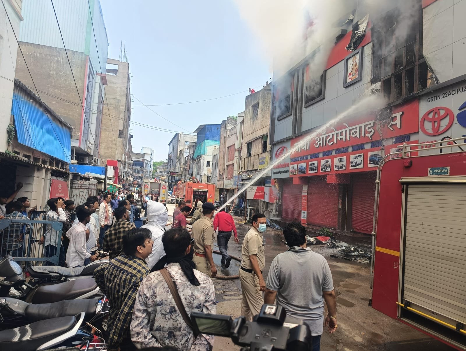 ब्रेकिंग न्यूज़: रायपुर के ऑटोमोबाइल शॉप में भीषण आग, इलाके में अफरा-तफरी