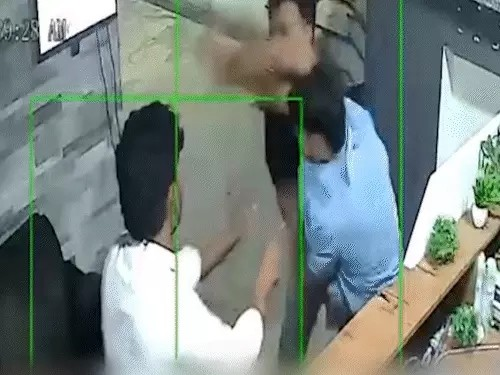 विवाद बढ़ा तो सड़क पर मारपीट, होटल संचालक और पड़ोसी आमने-सामने