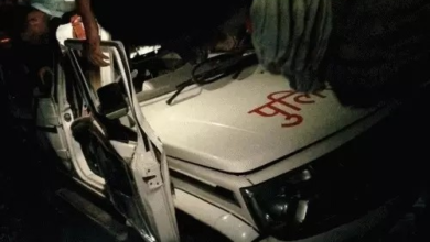 ट्रेलर ने पुलिस की बोलरो को टक्कर मारी,तीन पुलिसकर्मी घायल:दोनों वाहन 20 फीट गहरी खाई में पलटे, ड्राइवर को झपकी आने से हादसा