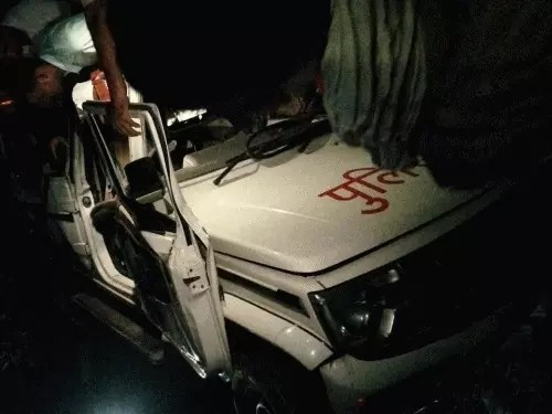 ट्रेलर ने पुलिस की बोलरो को टक्कर मारी,तीन पुलिसकर्मी घायल:दोनों वाहन 20 फीट गहरी खाई में पलटे, ड्राइवर को झपकी आने से हादसा