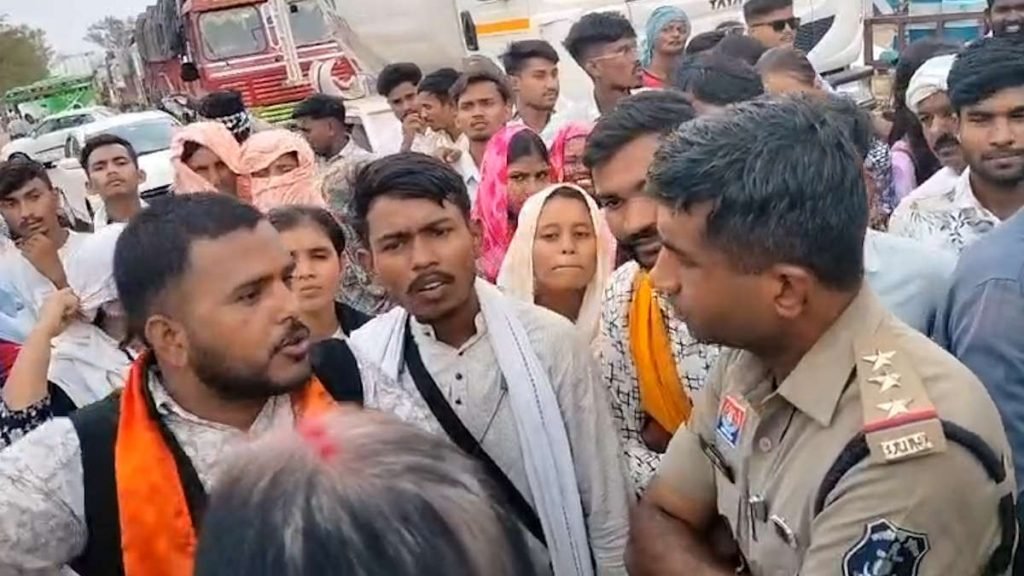 परीक्षा परिणाम में गड़बड़ी को लेकर छात्रों का प्रदर्शन, NH-30 पर तीन घंटे से चक्काजाम