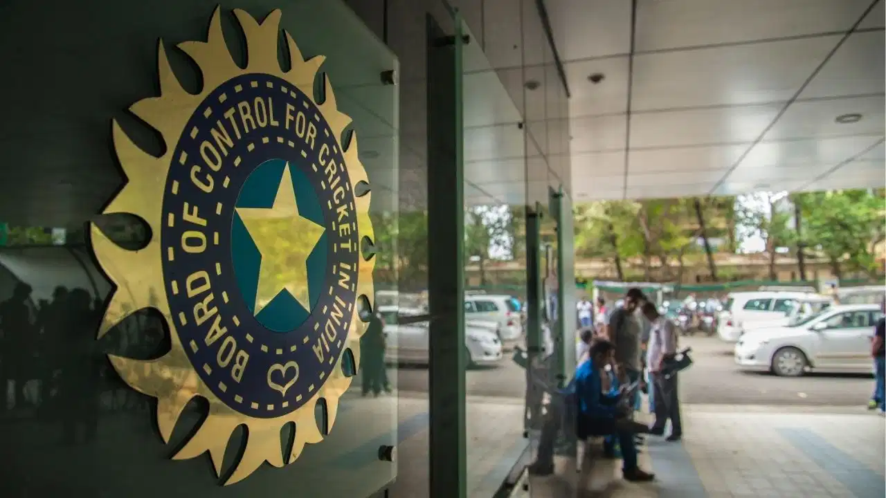 विदेशी टी20 लीग खेलने के लिए संन्यास लेने वाले खिलाड़ियों पर BCCI की नजर, नई रिटायरमेंट पॉलिसी पर मंथन