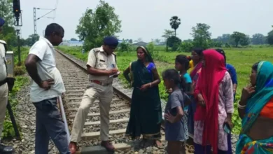 कान में ईयरफोन, पीछे से आई मौत! ट्रेन की टक्कर से युवक की दर्दनाक मौत, सुन रहा था गाना कान में ईयरफोन, पीछे से आई मौत! ट्रेन की टक्कर से युवक की दर्दनाक मौत, सुन रहा था गाना