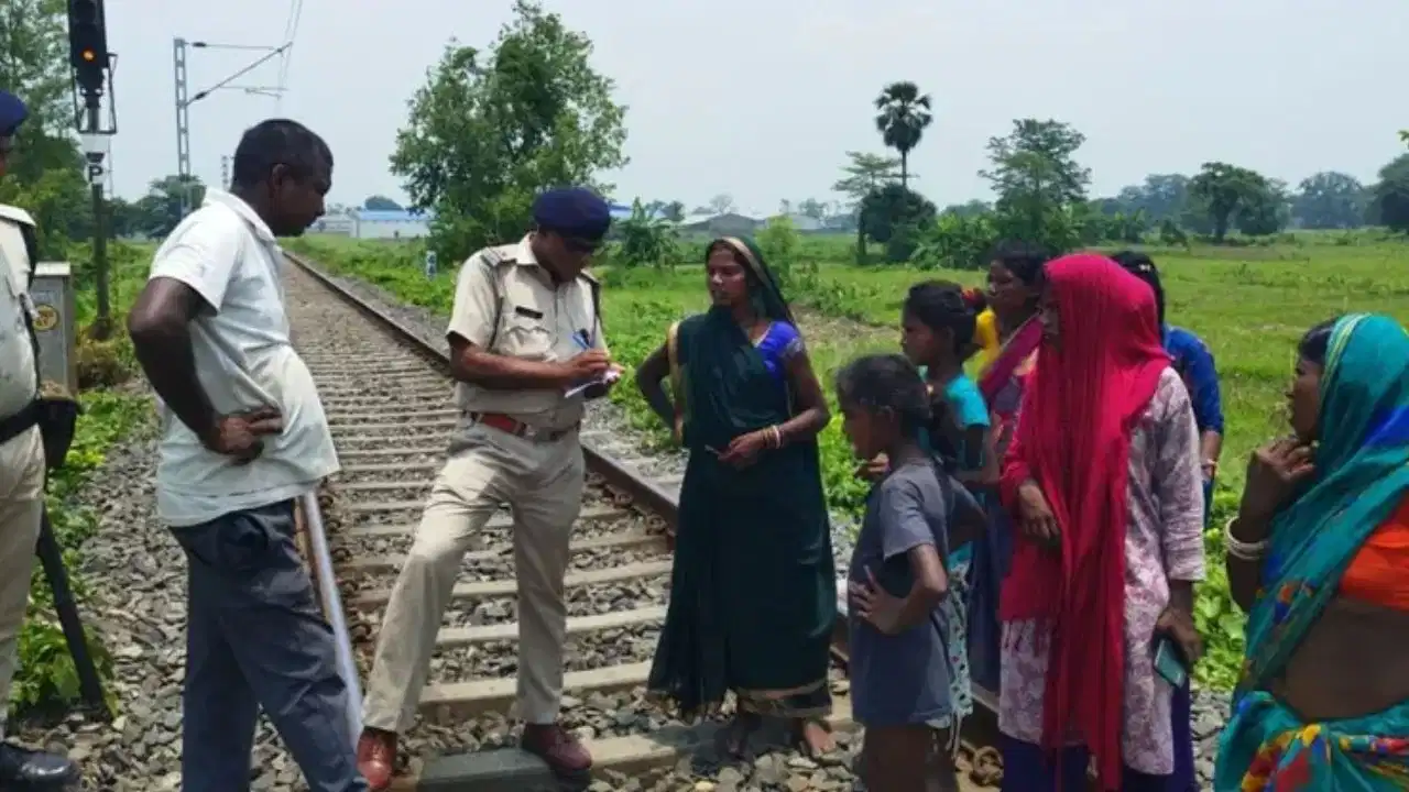 कान में ईयरफोन, पीछे से आई मौत! ट्रेन की टक्कर से युवक की दर्दनाक मौत, सुन रहा था गाना कान में ईयरफोन, पीछे से आई मौत! ट्रेन की टक्कर से युवक की दर्दनाक मौत, सुन रहा था गाना