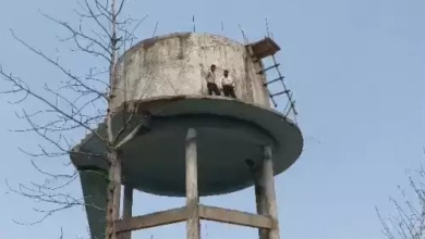 TI के खिलाफ उग्र विरोध: पेट्रोल लेकर टंकी पर चढ़े युवक, कार्रवाई की मांग को लेकर हंगामा