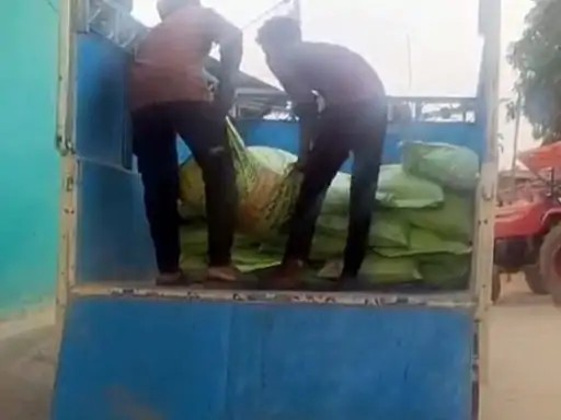DAP खाद की अवैध ढुलाई पर कार्रवाई, रायगढ़ में 52 बोरी खाद जब्त